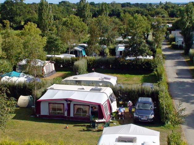 Les allées du camping avec tentes, bungalows et camping-cars à Fouesnant le finistère du sud