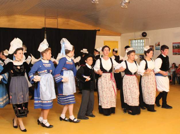 Initiation à la danse bretonne par le cercle celtique de Fouesnant