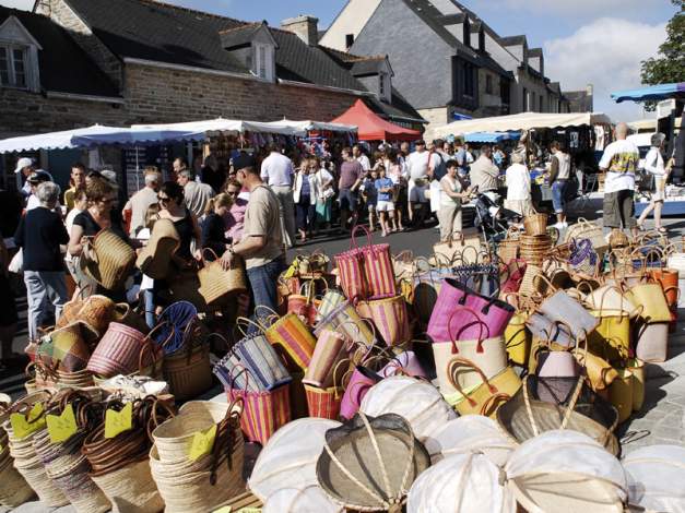 Le marché de Fouen dans le sud de la Bretagne en France