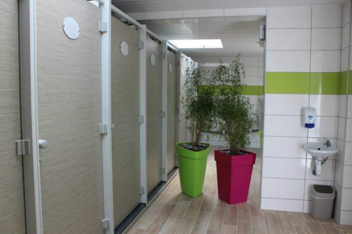 Couloir du bloc sanitaires toilettes WC du camping de la piscine fouesnant
